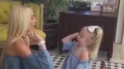 بالفيديو.. تمثيل أم وطفلتها يتفوق على مشاهد الأفلام