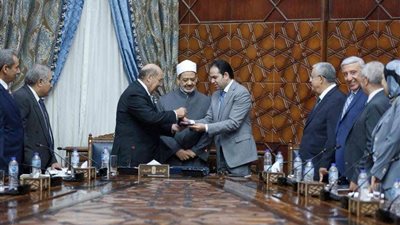 رئيس المحكمة الدستورية العليا يكرم مستشار شيخ الأزهر