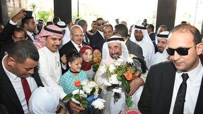 بالصور.. تفاصيل زيارة حاكم الشارقة لمعهد أورام جامعة القاهرة.. يتبرع بـ160 مليون جنيه.. يقبل يد الأطفال المرضى.. ويؤكد: مستشفى «500 500» على رأس أولوياتي.. الخشت: القاسمي شارك في حرب 1956 وي