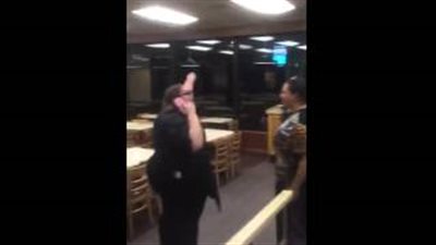 بالفيديو.. امرأتان يعتديان على عاملة بمطعم في «أوهايو»