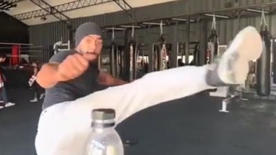 أحمد العوضي ينجح في تحدي غطاء الزجاجة العالمي (فيديو)