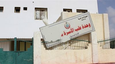 وحدات صحية تغلق أبوابها مبكرا أمام المواطنين.. الجنازير على الأبواب في «المحلة».. أطباء «قنا» يهربون في العاشرة صباحا.. «كامل»: الأجور المتدنية السبب.. و«القاضي»