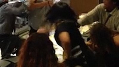 بالفيديو والصور.. «خناقة» بين امرأتين وموظفى ماكدونالدز بأمستردام