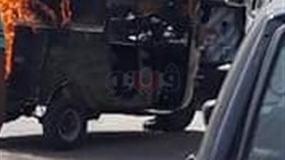 سائق «توك توك» يشعل النار في مركبته بعد سحب المرور له بالإسكندرية (صور)