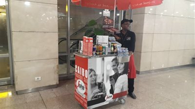 مطار القاهرة يوفر عربات لبيع المشروبات داخل صالات السفر