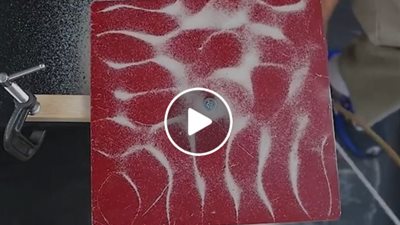 رجل يرصد تأثير الصوت على حبات الرمل (فيديو)