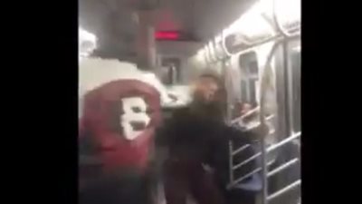 بالفيديو.. شاب يصفع فتاة على وجهها داخل مترو الأنفاق