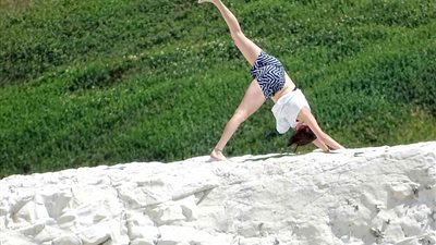 انتقادات لامرأة عرضت حياتها للخطر أعلى جرف (صور)