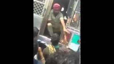 بالفيديو.. «سيخى» يهاجم مجموعة من الأشخاص بسيفه