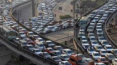 كثافات مرورية أعلى كوبري أكتوبر بسبب تصادم ٣ سيارات