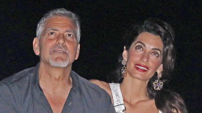 بالصور.. «جورج كلوني وزوجته أمل» يشاهدان الألعاب النارية على ظهر يخت