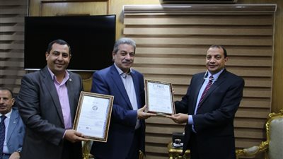 رئيس جامعة بني سويف يستقبل أمين لطفي ويوقع بروتوكولا مع البنك الأهلي