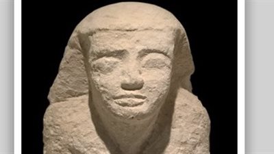 السفارة المصرية بامستردام تتسلم تمثالا مصنوعا من الحجر الجيري