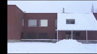 مشهد مؤلم لمتزلج يفقد السيطرة ويسقط من أعلى سقف (فيديو)