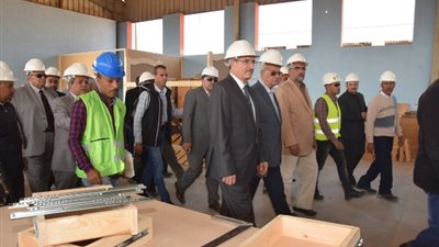 بالصور.. محافظ بني سويف يتفقد الورش المركزية بـ«بياض العرب»