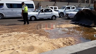 انتظام حركة السيارات بعد رفع آثار انقلاب سيارة زيت أعلى دائري المريوطية