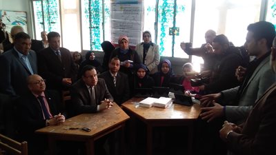 محافظ الإسكندرية يشارك في توزيع التابلت على الطلاب (فيديو وصور)