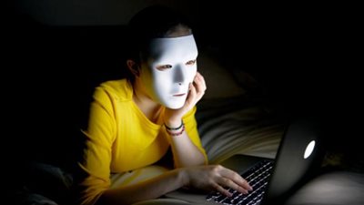 استطلاع: 1 من بين 3 أولياء أمور يشعر بالقلق بسبب البلطجة الإلكترونية