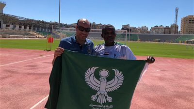 نجم السنغال يستعيد ذكرياته بزيارة النادي المصري (صور)