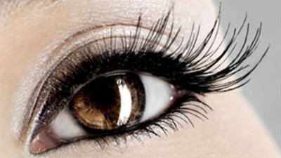 طبيب عيون يكشف حقيقة زراعة الرموش وطرق تكثيفها
