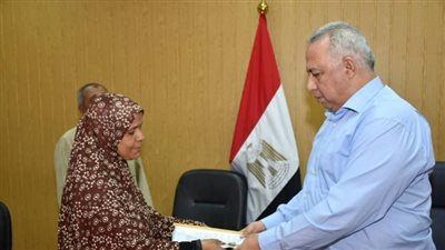 تسليم عقود وحدات سكنية للأسر المحتاجة بالشرقية