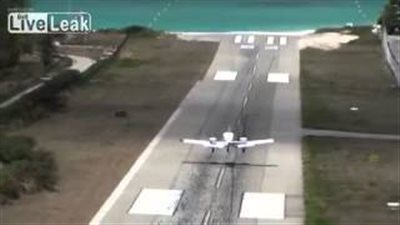 بالفيديو.. لحظة سقوط طائرة بالمياه أثناء هبوطها