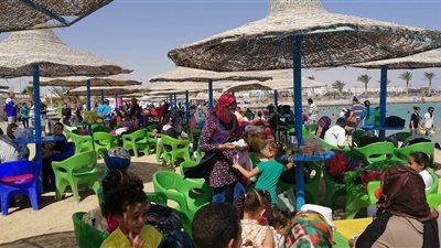 إقبال على شاطئ النادي الاجتماعي في الغردقة (صور)