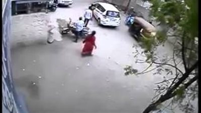 بالفيديو.. لحظة دهس طفلة تحت عجلات سيارة