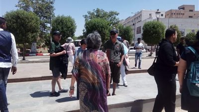 سائحون يلتقطون صورا تذكارية في احتفالات شم النسيم بأسوان