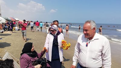 مصيف جمصة يستقبل محتفلي شم النسيم بالورود (صور)