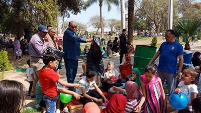 القناطر الخيرية توزع أكياس قمامة بالمجان على المواطنين (صور)