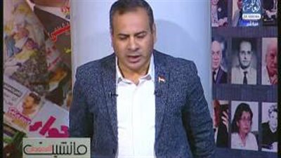 بالفيديو.. القرموطي يربط نفسه على الهواء تنديدًا بحبس نقيب الصحفيين