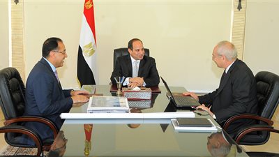 الرئيس والمجتمعات العمرانية.. السيسي يبحث تطورات العاصمة الإدارية الجديدة.. يوافق على التصميم المقترح لحي المال والأعمال.. ويكلف بالبدء الفوري في المنطقة السياحية بالعلمين الجديدة