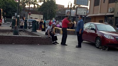 بالصور.. شاب مسيحي يوزع العصائر على الصائمين قبل أذان المغرب