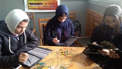 طلاب الإسكندرية عن استخدام التابلت: «مع الوقت هنتعود عليه» (فيديو)