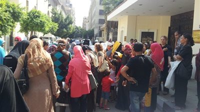 أولياء الأمور يتظاهرون أمام 