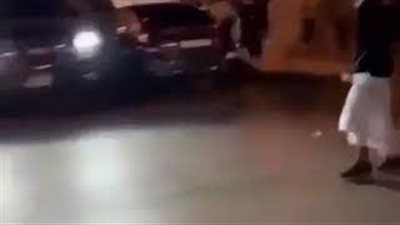 لحظة هروب فتاة من شباب حاولوا التحرش بها في الرياض (فيديو)