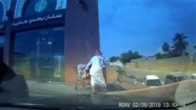 لحظة إنقاذ رجل طفل تركته والدته داخل عربة تسوق بالسعودية (فيديو)