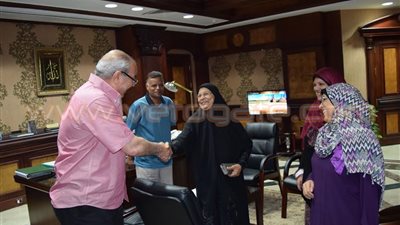 بالصور.. رئيس الجمهورية يستجيب لطلب مسنة من المنيا بأداء الحج