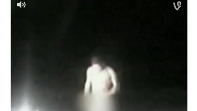 بالفيديو.. رجل مجرد من ملابسه يسرق سيارة شرطة أمام الضابط