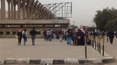 إقبال متوسط على معرض الكتاب في يومه الـ12 (صور)