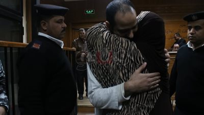 قاضي «العائدين من ليبيا» يسمح لمتهم بلقاء زوجته وشقيقته (فيديو)