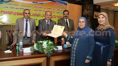 بالصور.. تكريم والدة النقيب محمد فؤاد شحاتة بجامعة طنطا