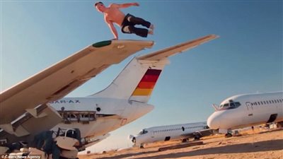 بالفيديو والصور.. عدائون يقتحمون مطار «موهافي» لتنفيذ أجرأ القفزات