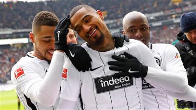 مشجع يطلب تعويضا من لاعب برشلونة.. والآخر يستجيب