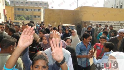 تجمهر أولياء أمور تلاميذ رياض الأطفال بعد استبعاد أبنائهم بأسيوط