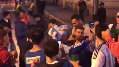 جماهير الأرجنتين تلتقط «سيلفي» مع شبيه ميسي في روسيا (فيديو)