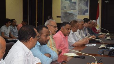 محافظ البحر الأحمر يناقش الموقف التنفيذي للمرافق بمدينة الغردقة (صور)