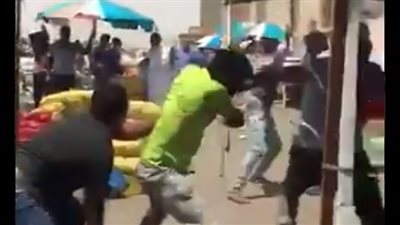مشاجرة عنيفة بين وافدين في سوق خضار بالرياض (فيديو)