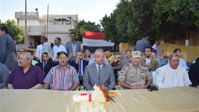 بالصور.. محافظ المنيا يكرم شهيدي الجيش والشرطة بـ«صفط الشرقية»